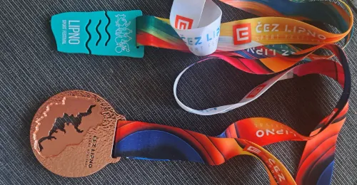 Medaile reprezentantů společnosti Jihostroj z události Lipno Sport Festival 2025
