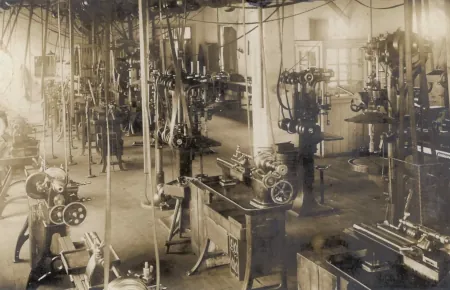 Historická fotografie výrobní haly průmyslového podniku JEVAN z roku 1920