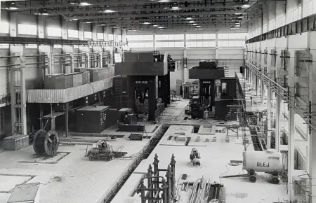 Vybavení lisovny u haly M6 společnosti Jihostroj technologií (1983)
