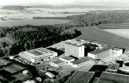Areál nového středního odborného učiliště krátce před dokončením (1986)