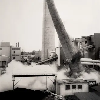 Odstřel původního komína v areálu společnosti Jihostroj, po připojení nového (20.5.1988)